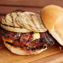 Pyszny burger z grilla z dodatkami