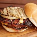 Pyszny burger z grilla z dodatkami