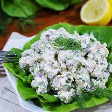 Smaczna sałatka z kurczakiem i ogórkiem