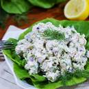 Smaczna sałatka z kurczakiem i ogórkiem