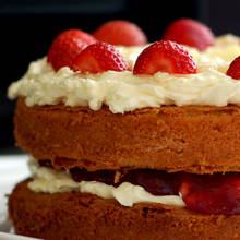 Doskonały podwieczorek – biszkopt z truskawkami