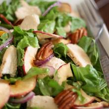 Jak przyrządzić sałatkę z kurczakiem i jabłkiem?