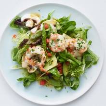 Ciekawa sałatka z krewetek i fety