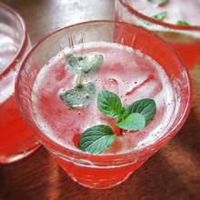 Jak przyrządzić orzeźwiający napój rabarbarowy?