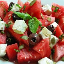 Jak przyrządzić smaczną sałatkę z arbuza?