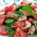 Smaczna sałatka z kurczakiem i pomidorem