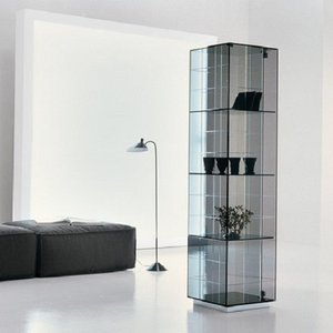 Mycie szyb w witrynach i regałach