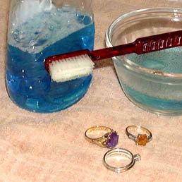 Jak należy czyścić biżuterię?