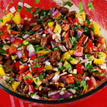 Smaczna sałatka z kabanosami i fasolą