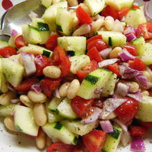 Zielona sałatka z ogórka, fasoli i papryki