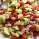 Zielona sałatka z ogórka, fasoli i papryki