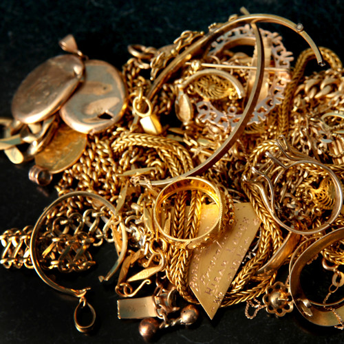 Co powinno się wiedzieć o czyszczeniu złotej biżuterii?