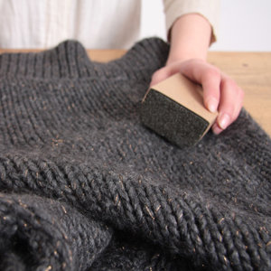 Czyszczenie swetra pumeksem