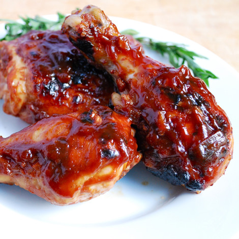 Aromatyczny kurczak grillowany z czosnkiem – jak go przyrządzić?