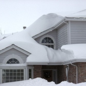 Jak usunąć śnieg z dachu?