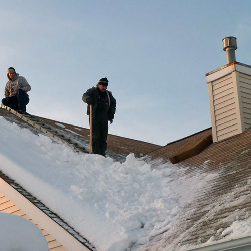 Jak sobie radzić ze śniegiem na spadzistym dachu?