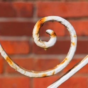 Jak dbać o ogrodzenia i balustrady?