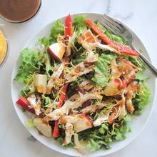 Sałatka z kurczakiem i sosem barbecue na grilla