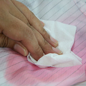 Jak usunąć plamy z wina?