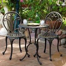 Metalowe meble ogrodowe – na jakie się zdecydować?