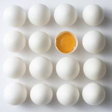 Praktyczne sposoby na oddzielenie żółtka od białka