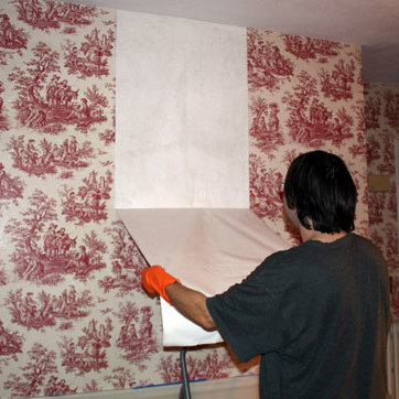 Jak oczyścić ścianę z kleju do tapet?