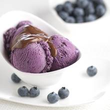 Doskonały deser na lato – lody jagodowe