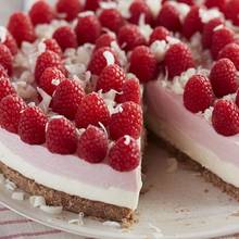 Zimny sernik z owocami na upalne dni