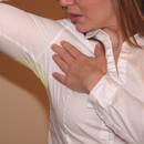 Jak wywabić plamy od potu z białej bluzki?