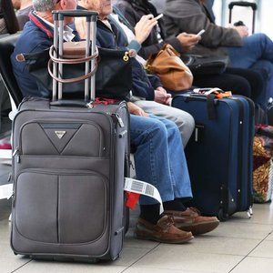 Jak dobrze spakować kosmetyki w bagażu podręcznym?