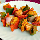 Aromatyczne szaszłyki z fetą i cukinią