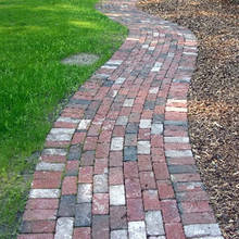 Jak zrobić ceglane ścieżki w ogrodzie bez użycia cegieł?