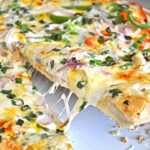 Doskonała pizza z sosem czosnkowym