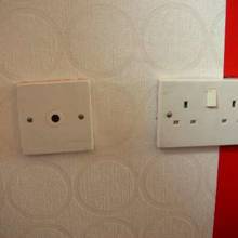 Jak układać tapetę wokół kontaktów i gniazdek?