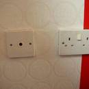 Jak układać tapetę wokół kontaktów i gniazdek?