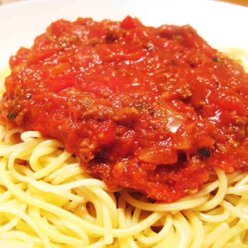 Szybki sos pomidorowy do spaghetti – jak zrobić?