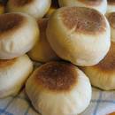 Puszyste angielskie bułeczki na śniadanie