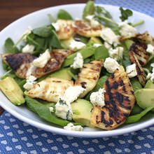 Smaczna sałatka z ananasa i serka pleśniowego