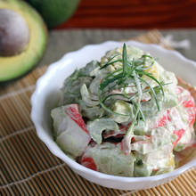 Smaczna sałatka z surimi i ogórkiem