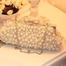 Co warto mieć w torebce podczas imprezy?