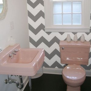 Łazienka w szarościach i różach