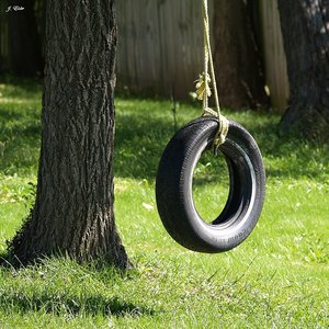 Opona zawieszona pionowo na linie