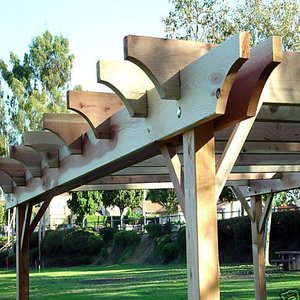 Układamy górne belki i zwieńczenie