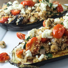 Nadziewany bakłażan na obiad w ogrodzie