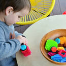 Jak wykonać prostą zabawkę edukacyjną dla malucha?