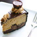 Smaczny sernik z masłem orzechowym