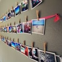 Jak udekorować ścianę zdjęciami, nie używając ramek?