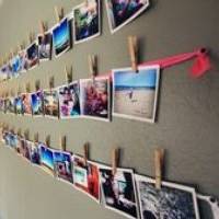 Jak udekorować ścianę zdjęciami, nie używając ramek?