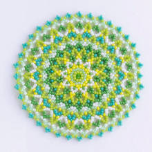 Jak wykonać z koralików podkładkę na stół?