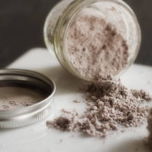 W jaki sposób przygotować suchy szampon?